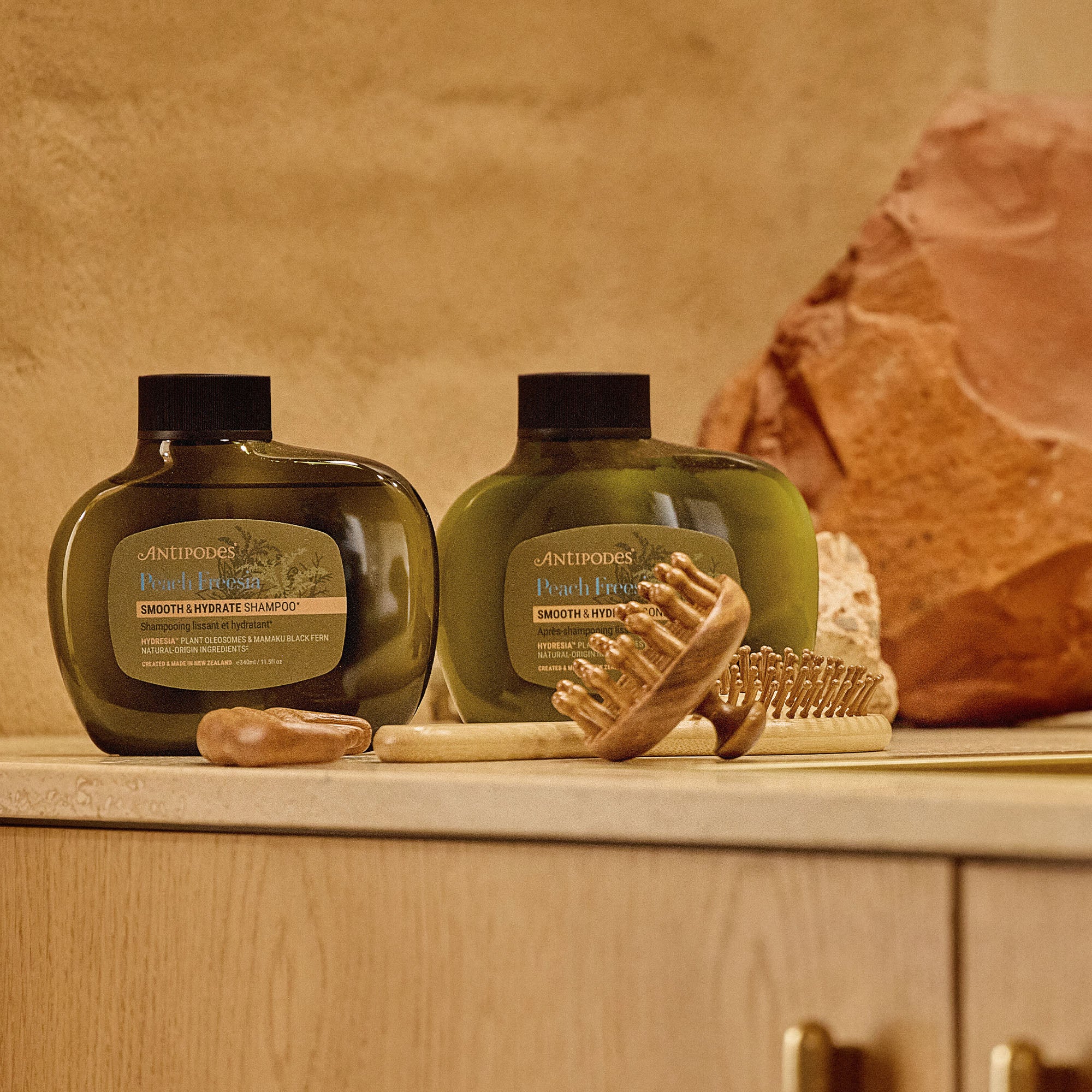Smoothing and Moisturizing Conditioner with Peach and Freesia - Image 3